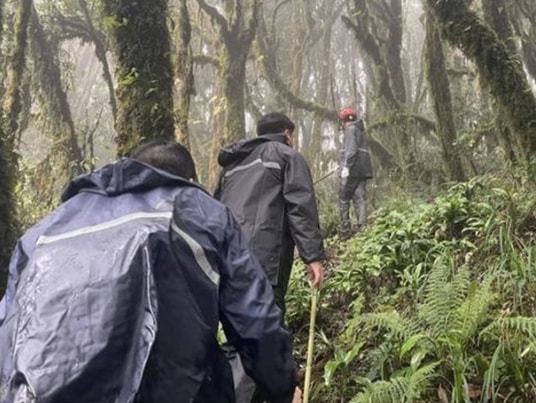 哀牢山失联地质人员,地毯式搜索后发现雨衣碎片,是失联人员物质