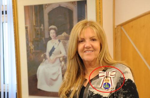 英国名媛苏珊 豪伊夫人,左肩佩戴一枚勋章,代表了王室职位