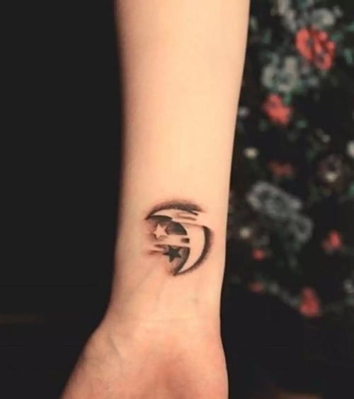 手臂上有个月亮纹身好漂亮的