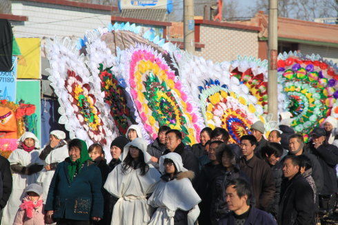 奶奶去世孙女拒绝披麻戴孝,众人说她不孝顺,说出理由后大家傻住