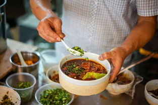 我想开面馆，想在大学食堂窗口开，但有寒暑假，有这方面经验指点下，给个建议