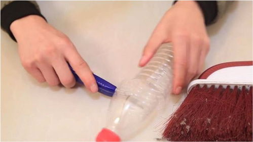 扫把上的脏东西怎么清理 特别是头发丝 用上它10秒变干净 
