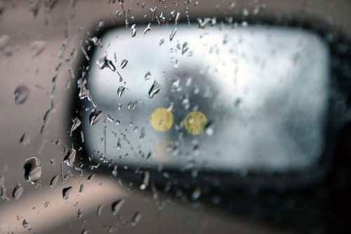 暴雨天气下,应该怎么保护爱车