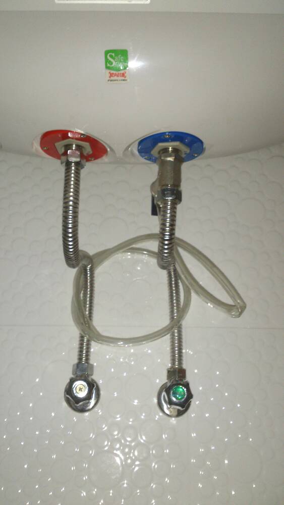 热水器下面的两个水阀,左边的热水阀开关处漏水,必须把右边的凉水阀关闭才不漏水,现在都是洗澡的时候打 