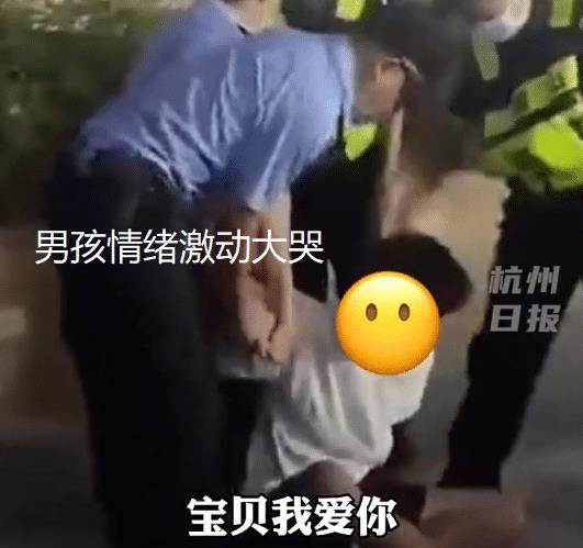 情侣分手男子死缠烂打, 大街上抱着女友腿不撒手, 裤都差点拽掉