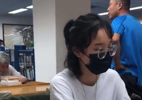 偷看美女解小手照片 那一晚我偷看美女解小手照片