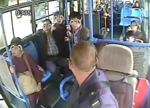 温州1公交行驶中乘客怒扇司机巴掌 争吵推打被罚 