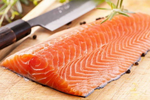 三文鱼的功效与作用,三文鱼的功效与作用:是营养丰富的超级食物的海报