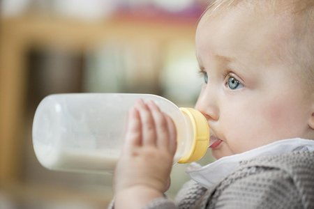 防止婴儿出现乳头混淆,真的不能用奶瓶喂养,需要小勺喂养吗