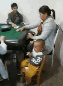 视频 不可思议 女子沉迷打麻将,竟把亲生孩子罩凳子下 