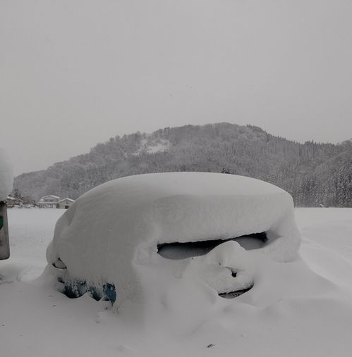 日本大雪中惊现 奇迹积雪 被雪困住的车变风暴兵 
