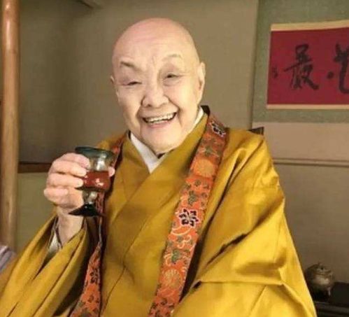 98岁尼姑吃肉喝酒,沉溺男色,却是日本最受欢迎的 网红