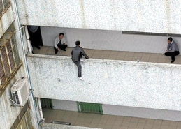 男子翻墙爬上学校走廊扬言跳楼 学校被迫停课