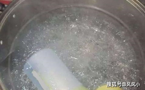 宝宝的奶瓶真的洗干净了吗 3种方法越洗越脏,很多家长爱犯错