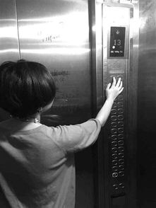 女人梦到乘电梯上楼又下楼(女人梦到乘电梯上楼下楼财位在那方)