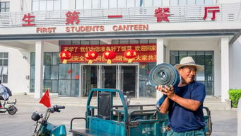 留校的同学太幸福,国庆节的临大真好看,这些学院红旗飘扬