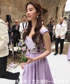 早期刘亦菲出席婚礼现场 身穿伴娘礼服 美的不可方物 