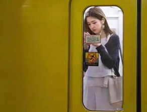实拍日本地铁里的女孩 尴尬 是经常的事 