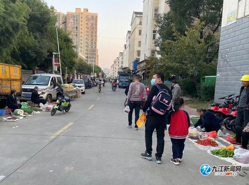 贵和小区路边占道摆摊严重,市民期盼治理