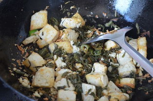 香椿豆腐的做法凉拌 香椿除了炒鸡蛋拌豆腐还有什么吃法？简单易操作的？ 