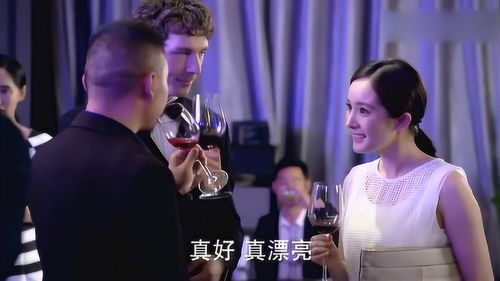 两帅哥酒吧看见一个美女,忍不住盯着她看,我好像在哪见过 