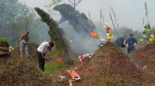 清明节上坟祭祖烧纸讲究多 时来运转看 它 有的人别去