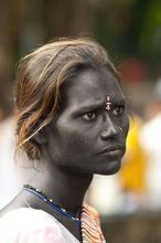 为什么印度人肤色较黑,还属于白种人 