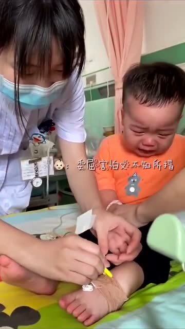 小孩打针哭的视频,孩子被打针后哭闹的反应