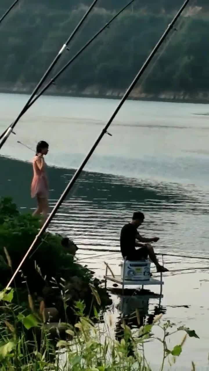 老公钓鱼,老婆打窝,真羡慕 