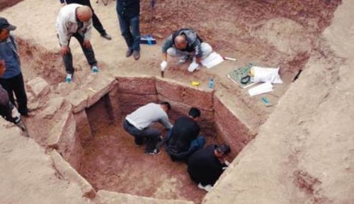内蒙古发现一合葬墓,夫妻两人相互依偎,专家 可算找到了