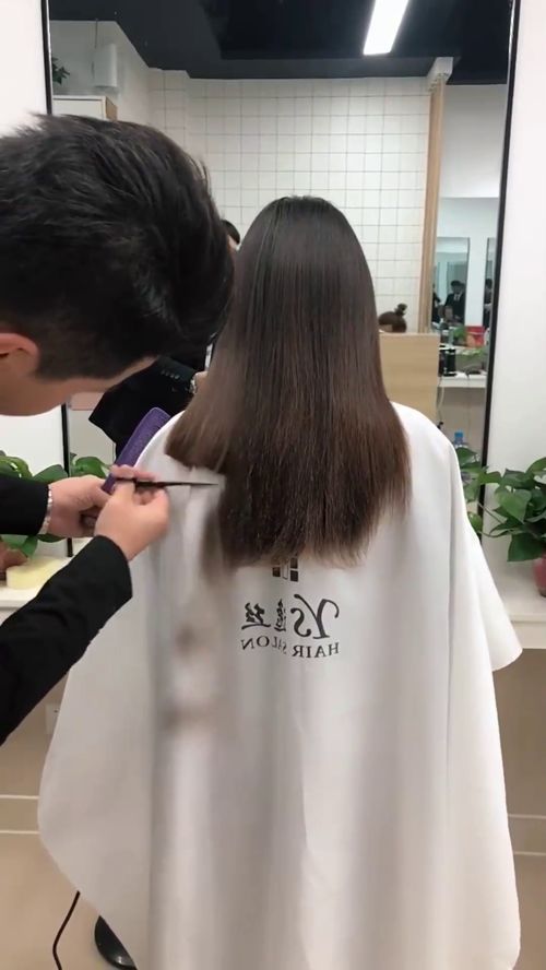 理发师你剪头发的方式也太随意了,确定顾客不会有意见吗 