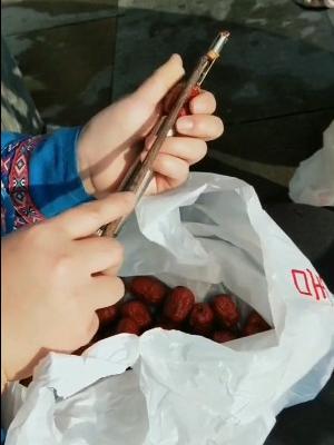 女孩子爱吃的抱抱果就是这样制作的,大妈,你这扣完鼻子的手不带手套让我怎么吃 