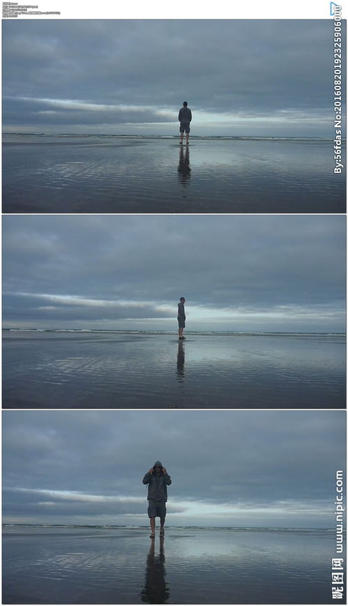 男人独自站在阴云密布的海滩上 
