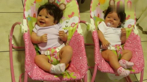 国外双胞胎宝宝被妈妈逗得咯咯笑,软萌萌的声音太可爱了 