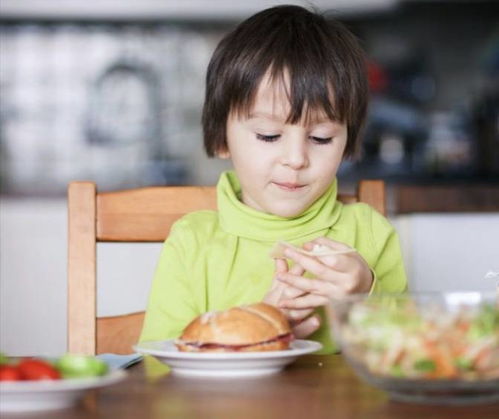 孩子上幼儿园,总说吃不饱 老师回应 我们不可能让他吃1个小时