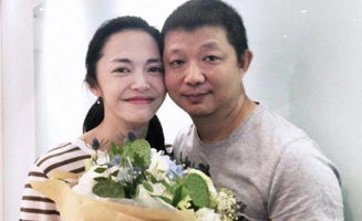 姚晨与二婚老公现身机场,相差5岁一个像大学生,一个显老 