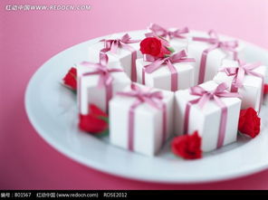 盘子里的粉色蝴蝶结礼物和红玫瑰图片免费下载 编号801567 红动网 