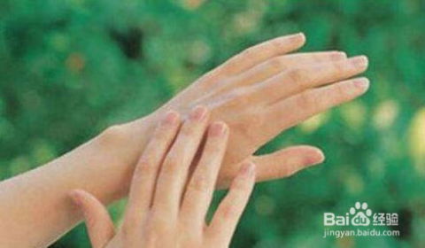 早晨醒来手指关节疼痛,早晨醒来手指关节疼痛：原因和治疗方法