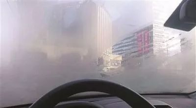 下雨天车窗为什么容易起雾 怎样去除车窗雾气