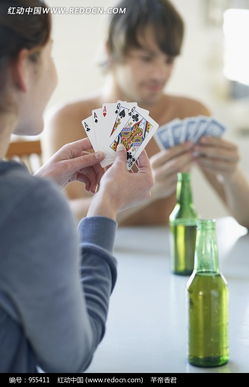 玩扑克牌的男女图片免费下载 红动网 