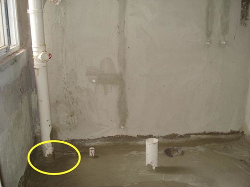 先用水泥把卫生间排水管包半截,等防水做完再包到顶,这不漏水了