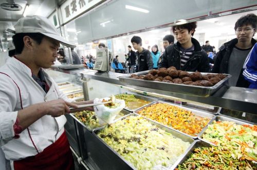 高校食堂出现 天花板 ,英语单词成为亮点,食堂大妈手不抖了