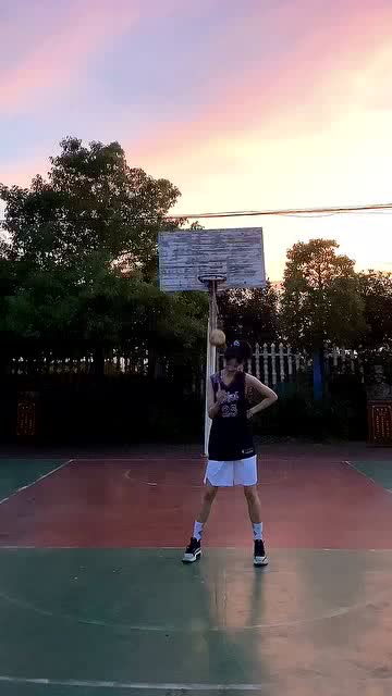 篮球和夕阳 