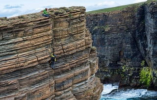 惊叹 英攀岩者勇敢攀登海中巨型石柱顶