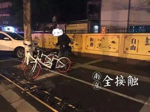 在凌晨3点的南京街头,我们拍下了这一幕 