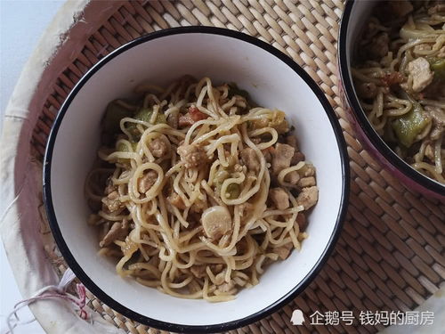 奶奶的拿手面食,今天学着做了一锅,面条香软入味,连着吃了两顿才过瘾