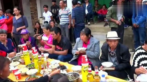 云南农村一家办喜酒好热闹,新娘和乡亲们吃饭时,响了一首歌 