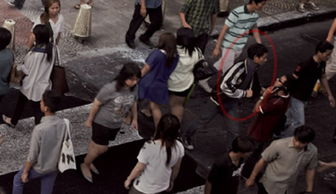 图中为香港闹市,左上为死者位置 他刚被人捅了一刀,右腹部大量出血 画面中是闭路电视拍下的场面,当 