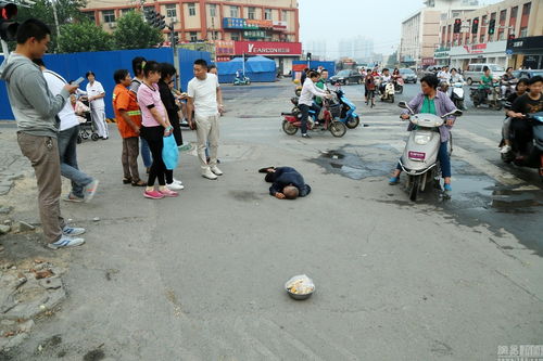 郑州街头一老人倒地 过路市民拍照后搀扶 