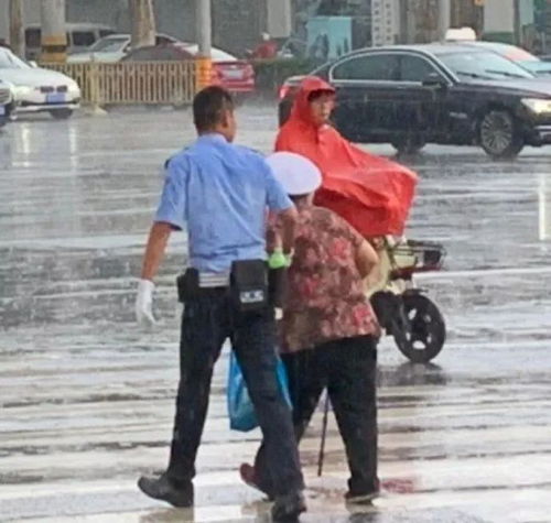 济南暴雨6人合力救被淹老人,洛克人6的装备(说说手手脚脚)和E罐怎么拿-第2张图片